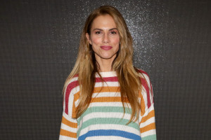 Ντορέττα Παπαδημητρίου: Η πιο αυθεντική Ελληνίδα μάνα που περιμένει τον γιο της στο αεροδρόμιο με τις πιτζάμες