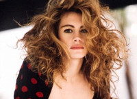 Το curly χτένισμα των 90s επιστρέφει δυναμικά το 2026