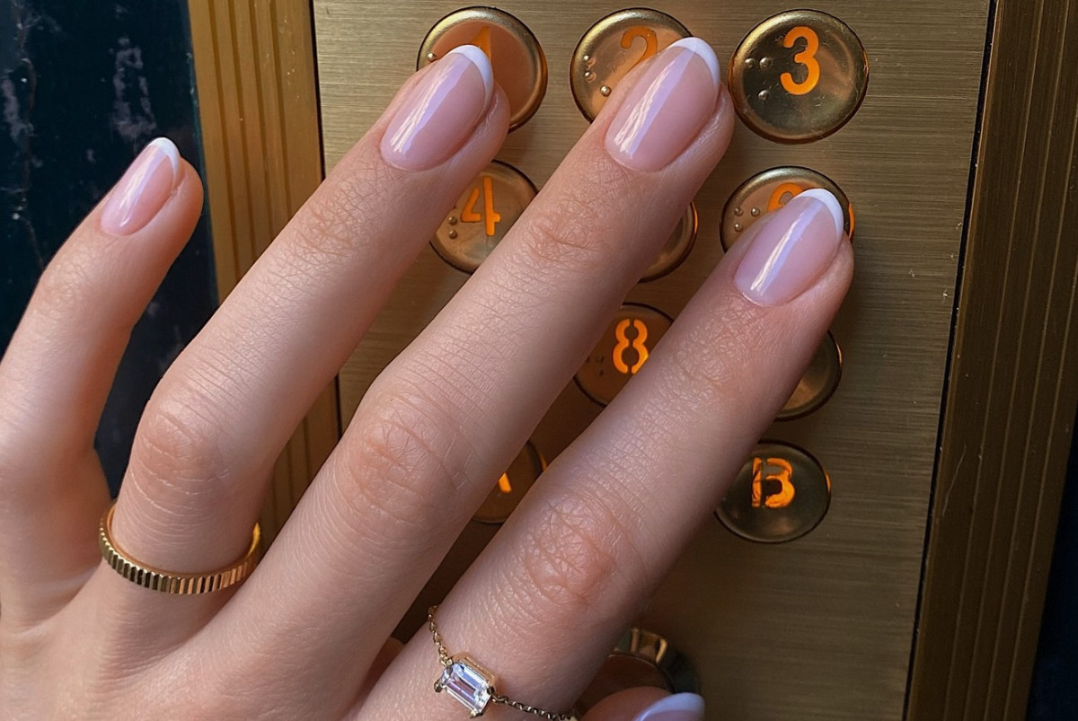 Tucked French: Η νέα τάση στο γαλλικό μανικιούρ που κάνει θραύση στα beauty salons το φθινόπωρο 2025