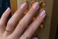 Tucked French: Η νέα τάση στο γαλλικό μανικιούρ που κάνει θραύση στα beauty salons το φθινόπωρο 2025