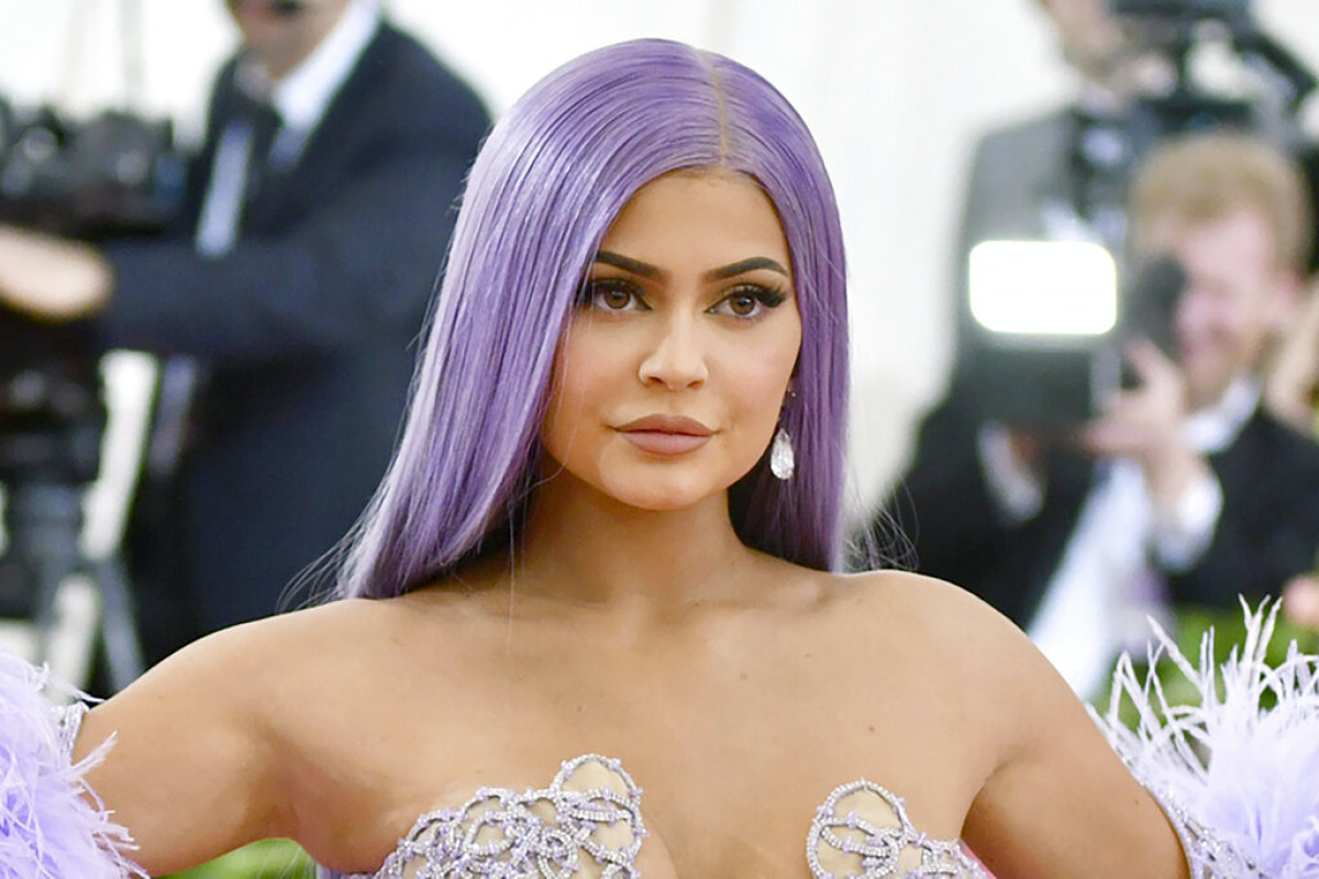 Η κόρη της Kylie Jenner, Stormi, κρίνει τα παλιά looks της μαμάς της από την εποχή του 'King Kylie' - Δες το βίντεο