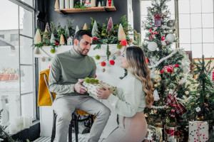 Πρώτα Χριστούγεννα μαζί του; Τι να περιμένεις, τι να αποφύγεις και πώς να τα ζήσεις
