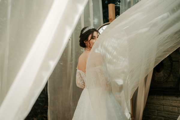 Γιατί το διαδίκτυο έχει εμμονή με τα bridal perfumes αυτή τη στιγμή;