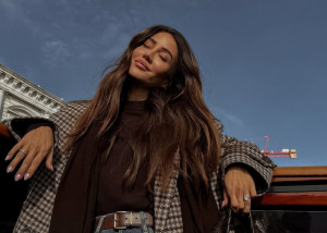 Αυτό είναι το γρήγορο hair trick για να καταπολεμήσετε το φριζάρισμα και τον στατικό ηλεκτρισμό αυτή την εποχή