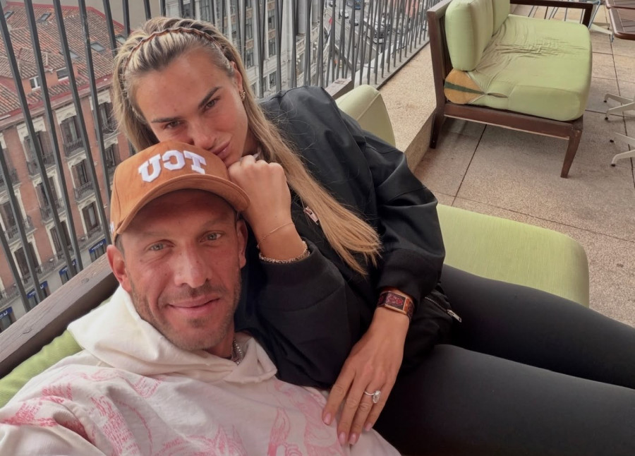 Aryna Sabalenka: Ξανά στη Μύκονο με ψάθινο καπέλο για να περάσει απαρατήρητη και τον Έλληνα σύντροφό της