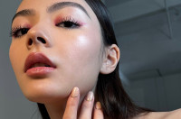 Micro Eyeliner: Η διακριτική πινελιά που απογειώνει τα φθινοπωρινά beauty looks