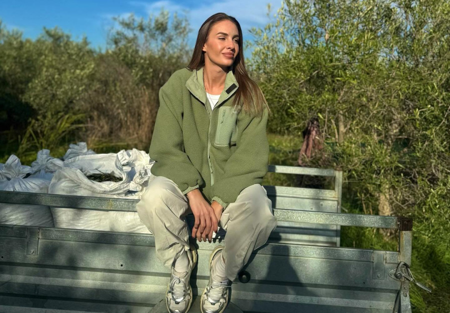 Κατερίνα Δαλάκα: Με το αγροτικό και το ταπεράκι στα χωράφια για τις ελιές