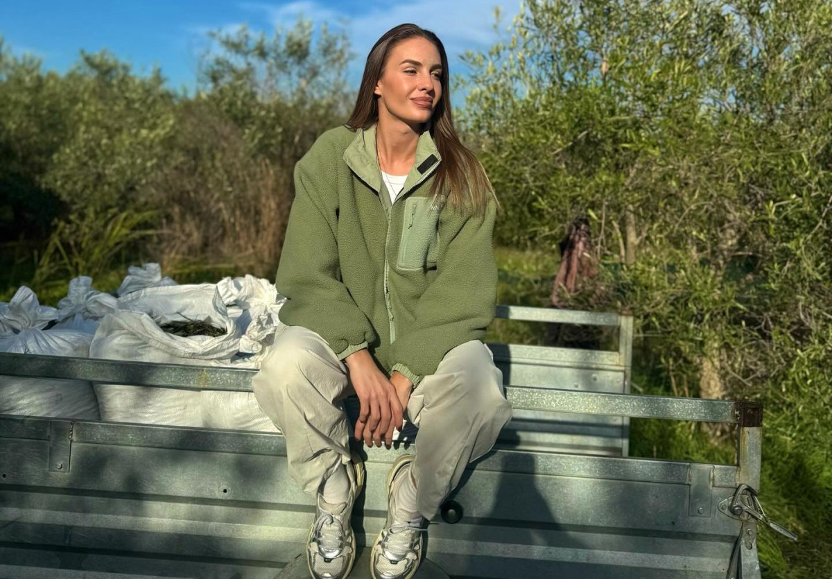 Κατερίνα Δαλάκα: Με το αγροτικό και το ταπεράκι στα χωράφια για τις ελιές