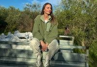 Κατερίνα Δαλάκα: Με το αγροτικό και το ταπεράκι στα χωράφια για τις ελιές