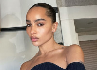 Η Zoë Kravitz φόρεσε ένα arm bracelet, το κόσμημα που θα βρίσκεται παντού αυτή τη σεζόν