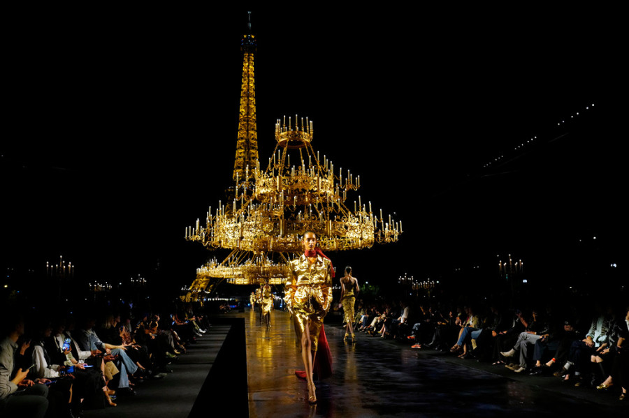 Saint Laurent: Το χρυσό show που μπορεί να ήταν το μεγάλο φινάλε του Anthony Vaccarello στον οίκο