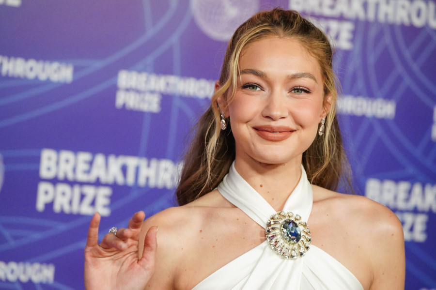 Τα blurred lips είναι τάση, αλλά η Gigi Hadid αποδεικνύει τη δύναμη των vintage χειλιών