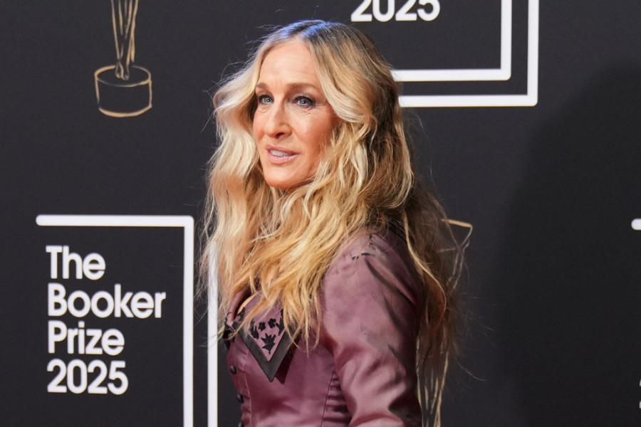 Η Sarah Jessica Parker εντυπωσίασε με ένα γιορτινό coquettecore φόρεμα