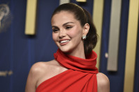 Η Selena Gomez έκοψε φραντζάκια και μας δίνουν «Chic Beetlejuice» vibes