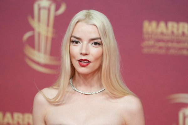 Stretched eyebrows, μίνιμαλ ρουτίνα: Η Anya Taylor-Joy αποκαλύπτει τα beauty secrets που τη βοηθούν να νιώθει απόλυτα ο εαυτός της