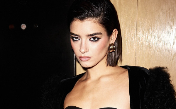Silk Foundation: Η μεταξένια υφή γίνεται τάση και οι makeup artists δεν σταματούν να την εντάσσουν στα μακιγιάζ τους