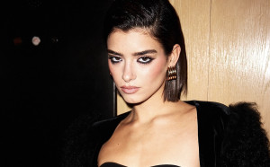 Silk Foundation: Η μεταξένια υφή γίνεται τάση και οι makeup artists δεν σταματούν να την εντάσσουν στα μακιγιάζ τους