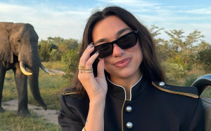 Dua Lipa: Πήγε για σαφάρι και matchαρε μέχρι και το mani της με το theme