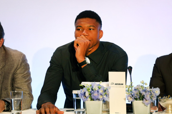 Γιάννης Αντετοκούνμπο: Σαν άλλος Άγιος Βασίλης, μοίρασε δώρα και χαμόγελα σε παιδιά στις Ηνωμένες Πολιτείες