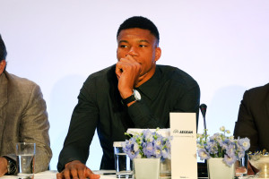 Γιάννης Αντετοκούνμπο: Σαν άλλος Άγιος Βασίλης, μοίρασε δώρα και χαμόγελα σε παιδιά στις Ηνωμένες Πολιτείες