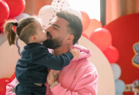 Πάρης: Τι άλλο θα σκεφτεί για να μην πάει σχολείο; Ο Δημήτρης Αλεξάνδρου τον έδωσε «στεγνά» και μας θύμισε εμάς μικρούς