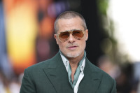 Η γυναίκα που «αγάπησε» τον Brad Pitt σε AI, του έδωσε 800.000 ευρώ και τώρα γράφει βιβλίο για να τα ρεφάρει (και πήρε κι ένα διαζύγιο δώρο)