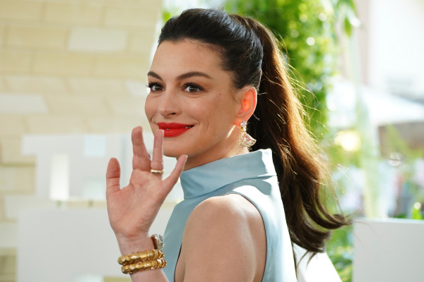 Η Anne Hathaway αποδεικνύει ότι αυτό το κραγιόν αρκεί από μόνο του για να ολοκληρώσει το καλοκαιρινό σας μακιγιάζ