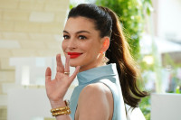 Η Anne Hathaway αποδεικνύει ότι αυτό το κραγιόν αρκεί από μόνο του για να ολοκληρώσει το καλοκαιρινό σας μακιγιάζ