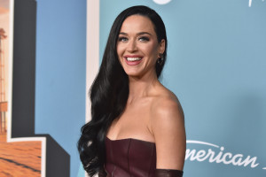 Η Katy Perry φόρεσε ένα φόρεμα με ανοιχτή πλάτη για το B-Day Date της με τον Justin Trudeau