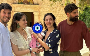 Παυλίνα Βουλγαράκη: Βάφτισε την κόρη της σε πέτρινο ξωκκλήσι στην Κρήτη