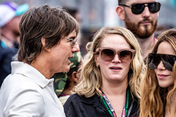 Tom Cruise: Τα λουλούδια στη Shakira και οι φήμες ότι είναι ήδη «τσιμπημένος» μαζί της