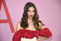 Η Emily Ratajkowski αντικατέστησε τα supermodel waves με ένα δραματικό καρέ με αφέλειες