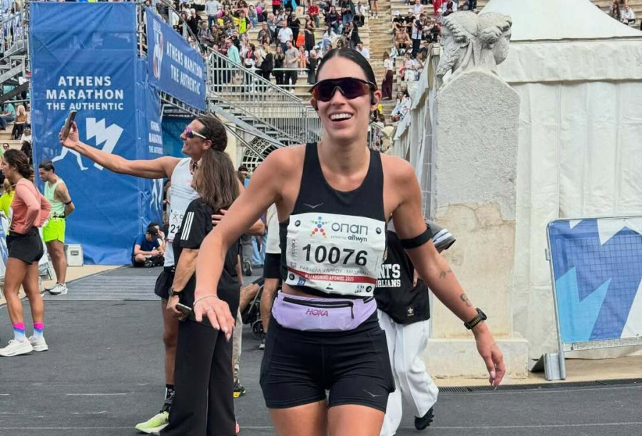 Ραφαέλα Ψαρρού: Έτρεξε στον 42ο Αυθεντικό Μαραθώνιο της Αθήνας και ο Καράβας την αποθέωσε
