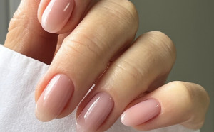 Bare nails: Το κομψό μανικιούρ που μπορείς να φορέσεις χωρίς να ακολουθείς τις τάσεις