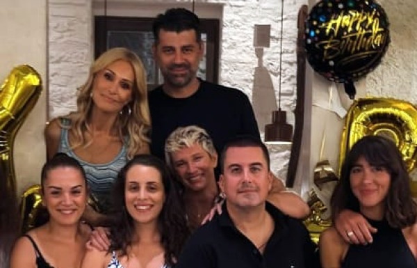 Νατάσσα Θεοδωρίδου: Το Happy Birthday στον σύντροφό της αγκαλιά με την κόρη της και το σώσιμο της τούρτας του