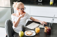 Αυτή η (κακή) συνήθεια πρωινού πρέπει να απαγορευτεί, σύμφωνα με τους ειδικούς