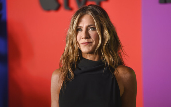 Η Jennifer Aniston αποκαλύπτει το πραγματικό χρώμα των μαλλιών της (και δεν είναι αυτό που νομίζετε)
