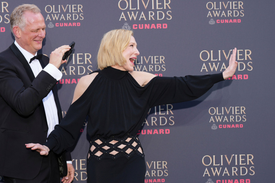 Η Cate Blanchett και η «άσεμνη» χειρονομία στο κόκκινο χαλί που συζητήθηκε