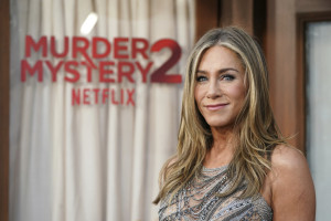 Το beachy blowout της Jennifer Aniston είναι το τέλειο hair inspo για την άνοιξη