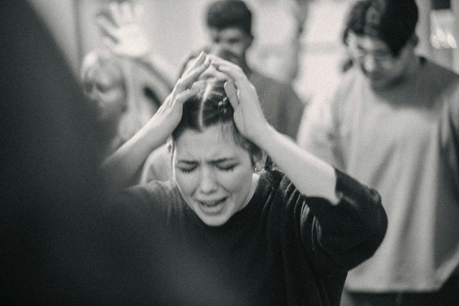 Πρακτικές συμβουλές για να βοηθήσεις –όντως– κάποιον που παθαίνει κρίση πανικού