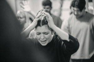 Πρακτικές συμβουλές για να βοηθήσεις –όντως– κάποιον που παθαίνει κρίση πανικού