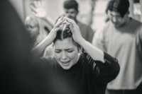 Πρακτικές συμβουλές για να βοηθήσεις –όντως– κάποιον που παθαίνει κρίση πανικού