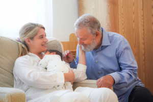 Τζένη Θεωνά: Λιώνει βλέποντας τον μπαμπά της να καμαρώνει τον δεύτερο εγγονό