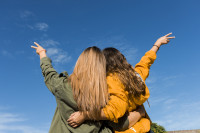 Η φιλία που τελειώνει σιωπηλά: Γιατί το ghosting δεν συμβαίνει μόνο στα ραντεβού