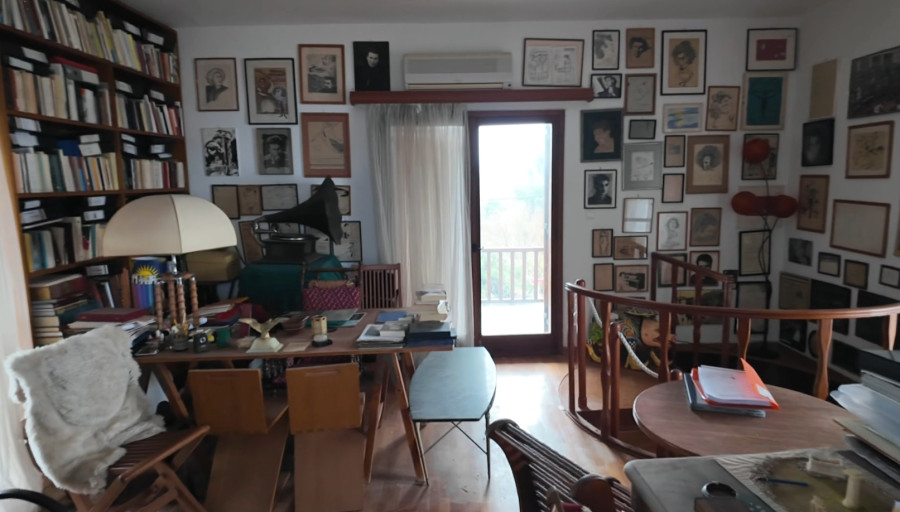 Όπου υπάρχει Ελλάδα: Ο εγγονός και η κόρη του Μίκη Θεοδωράκη μας ξεναγούν στο εξοχικό του στο Βραχάτι