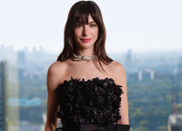 Οι νέες τολμηρές ανταύγειες της Anne Hathaway είναι ό,τι πρέπει για το hair transformation του φθινοπώρου