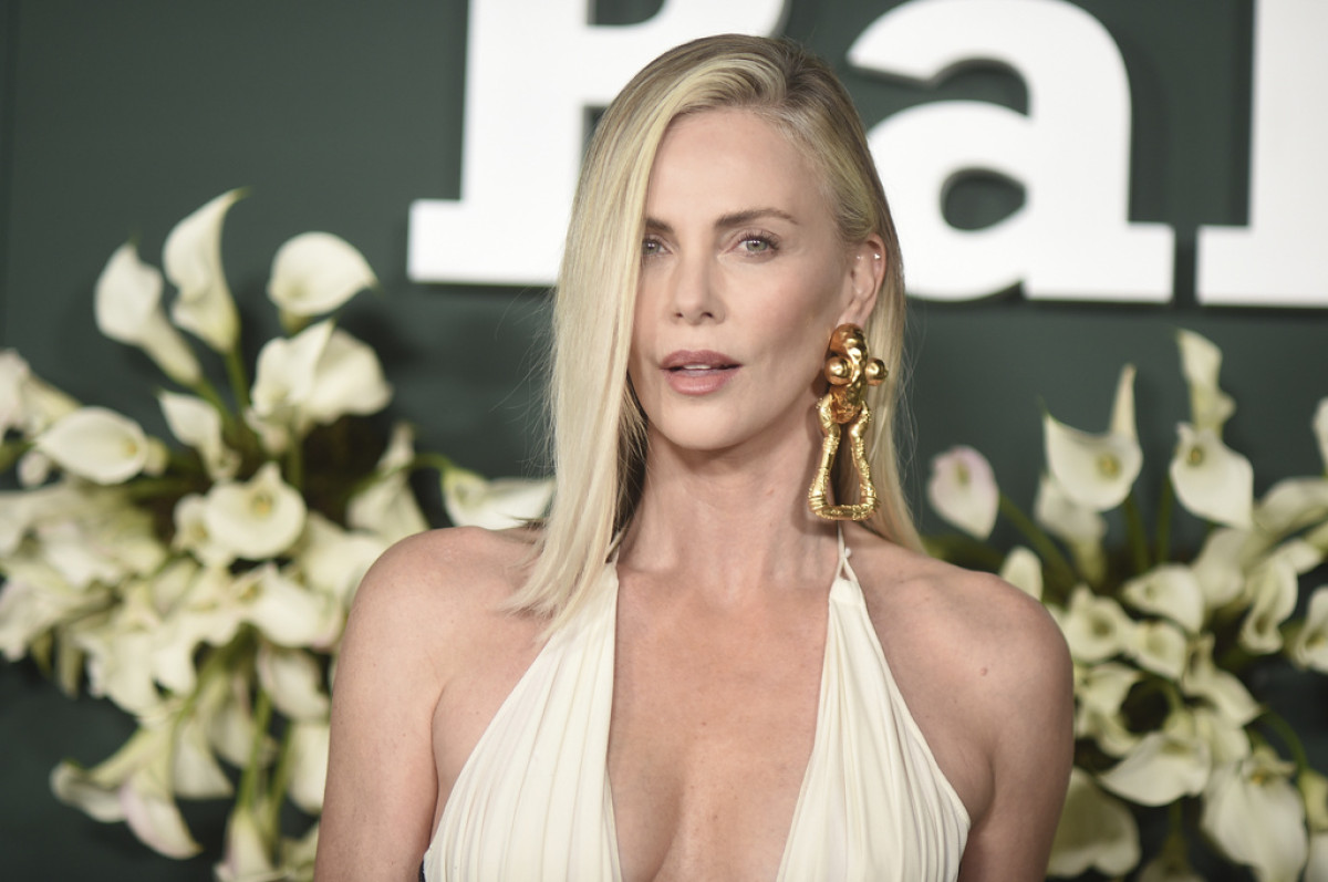 Στα 50 της, η Charlize Theron φαίνεται πιο νέα από ποτέ - Τα μυστικά της ρουτίνας της αποκωδικοποιούνται