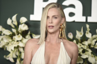 Στα 50 της, η Charlize Theron φαίνεται πιο νέα από ποτέ - Τα μυστικά της ρουτίνας της αποκωδικοποιούνται