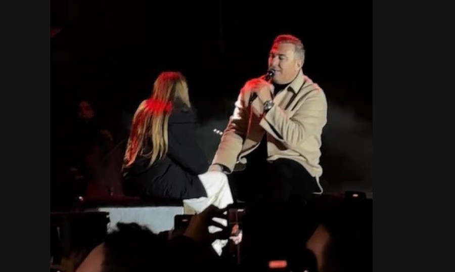 Αντώνης Ρέμος: Ανέβασε την κόρη του στην σκηνή και της αφιέρωσε τραγούδια - «Η ζωή μου όλη» έγραψε η Μπόσνιακ