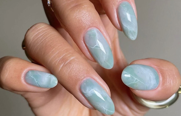 Τα Sea Glass Nails επιστρέφουν: Να γιατί αυτό το ημιδιάφανο μανικιούρ κερδίζει ξανά τις εντυπώσεις